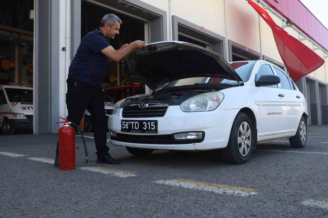 Artan hava sıcaklıkları, beraberinde araç yangınlarını da getiriyor. Konuya ilişkin