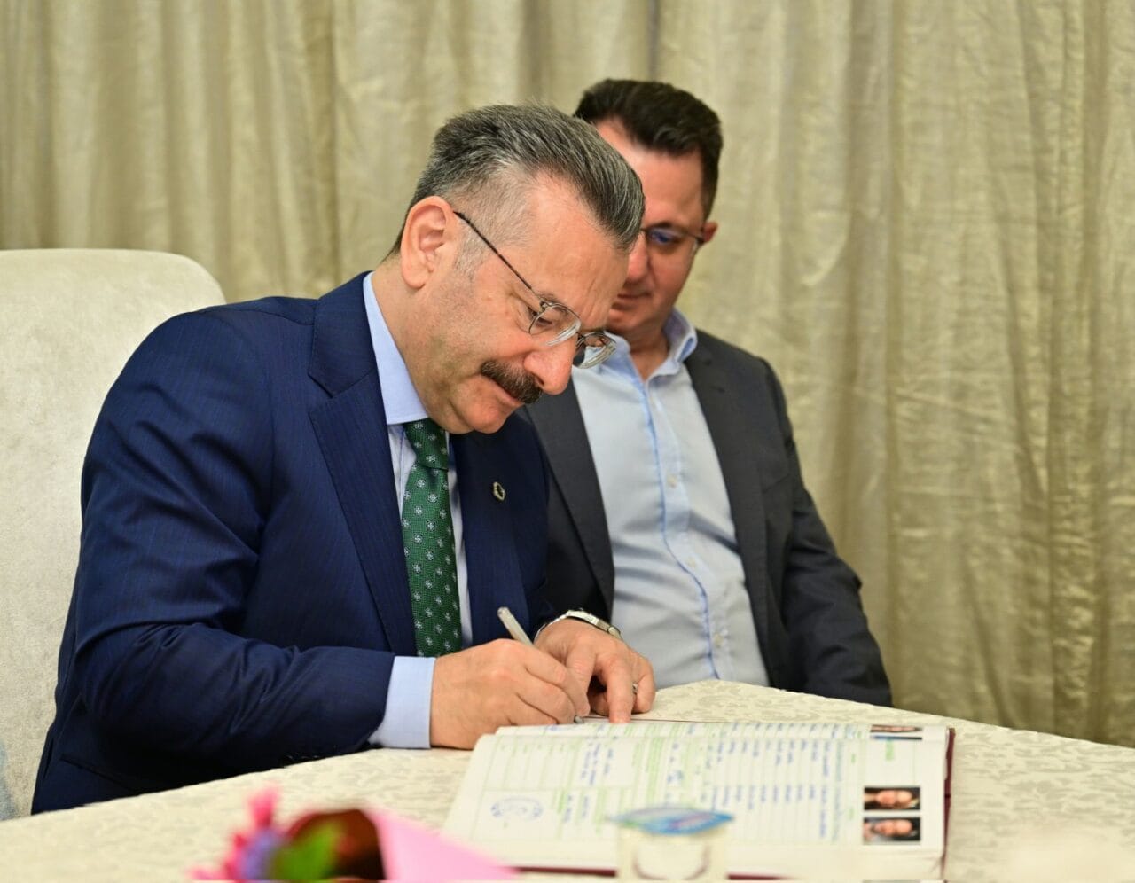 Eskişehir Valisi Hüseyin Aksoy, kentte görev yapan polis memurunun kızının