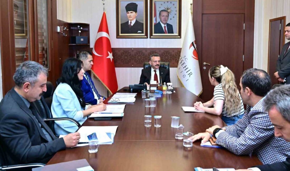 Eskişehir Valisi Hüseyin Aksoy, ’Halk Günü Toplantısı’nda vatandaşlarla tek tek