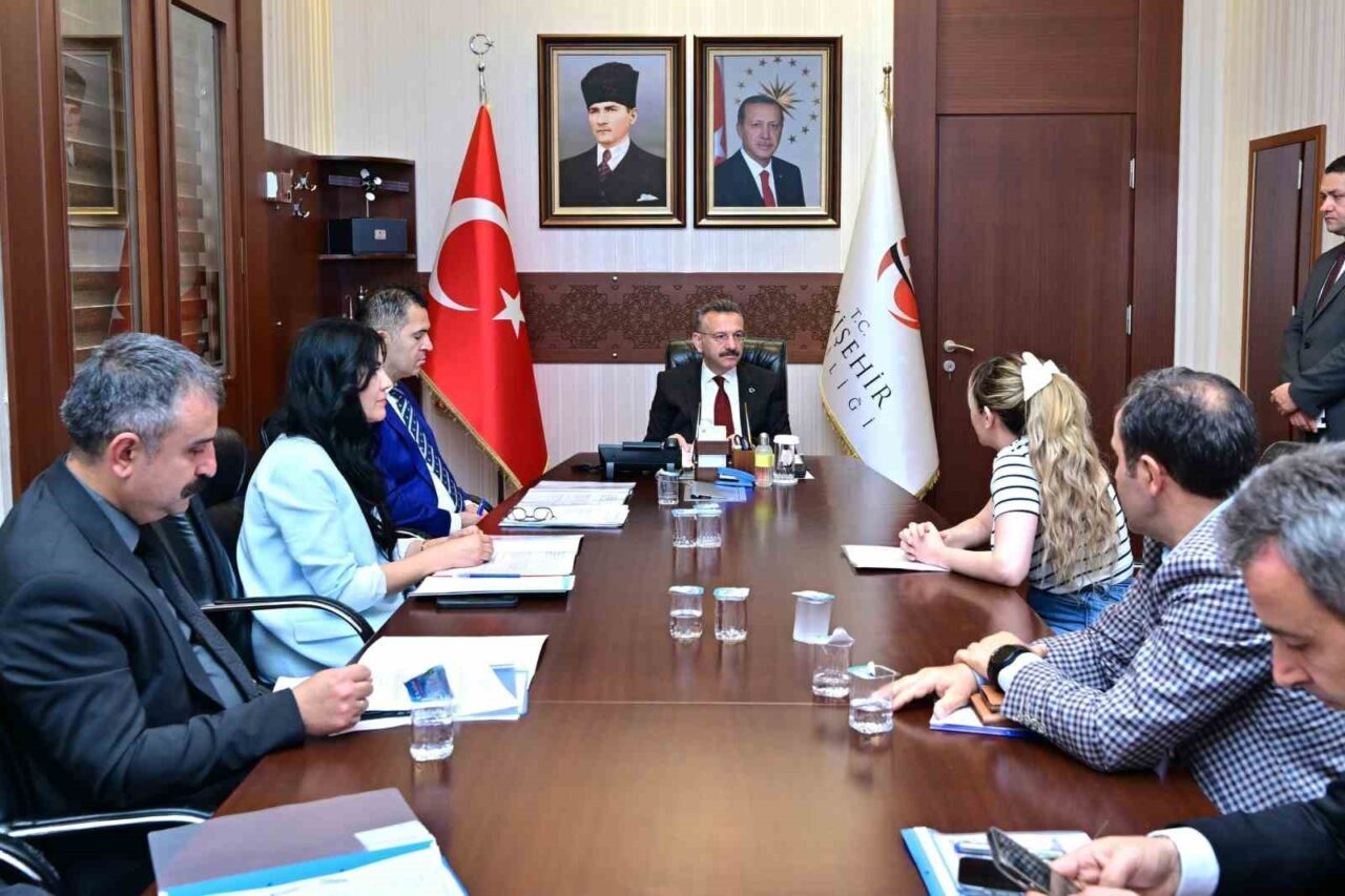 Eskişehir Valisi Hüseyin Aksoy, ’Halk Günü Toplantısı’nda vatandaşlarla tek tek