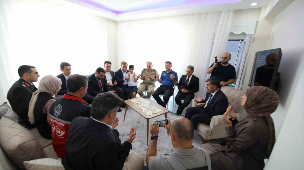 Erzincan Valisi Hamza Aydoğdu, il protokolüyle birlikte Şehit Piyade Uzman