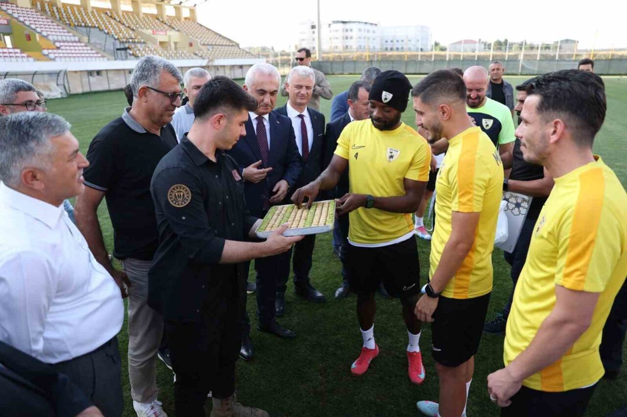 Vali Avni Çakır, 31 yıl sonra TFF 2. Lig’e yükselen