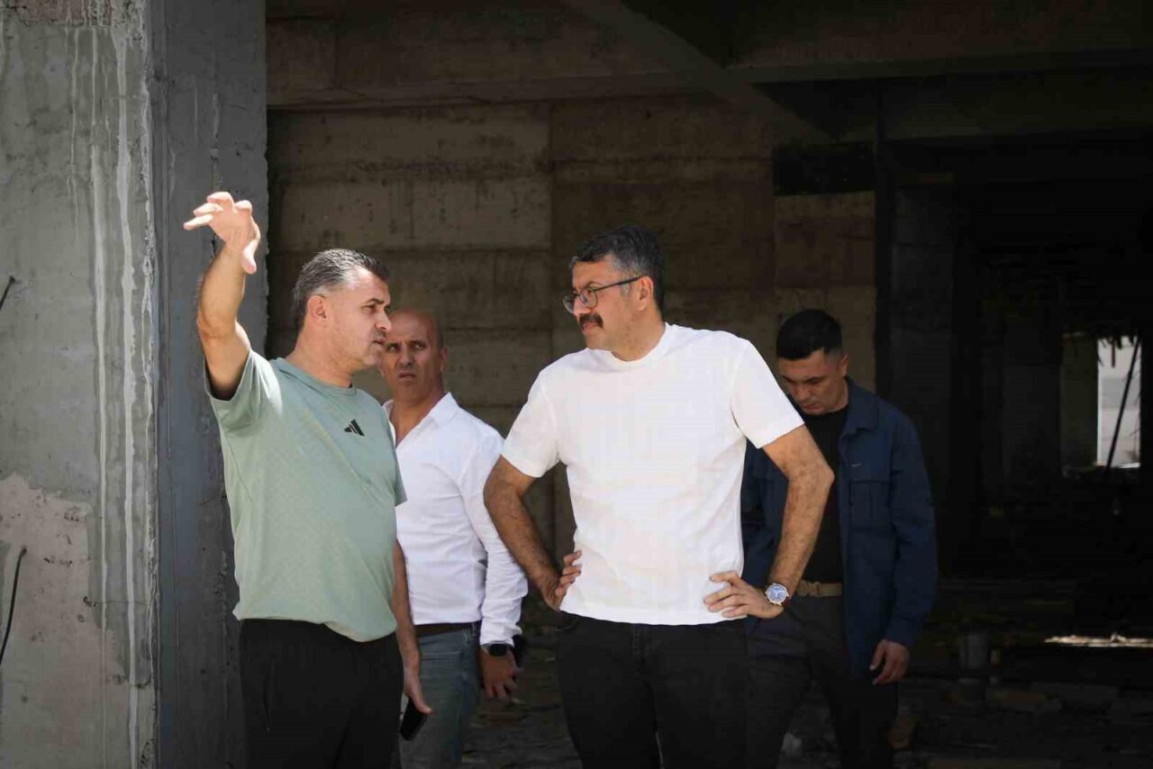 Hakkâri Valisi Ali Çelik, beraberindeki heyetle birlikte 5 bin 200