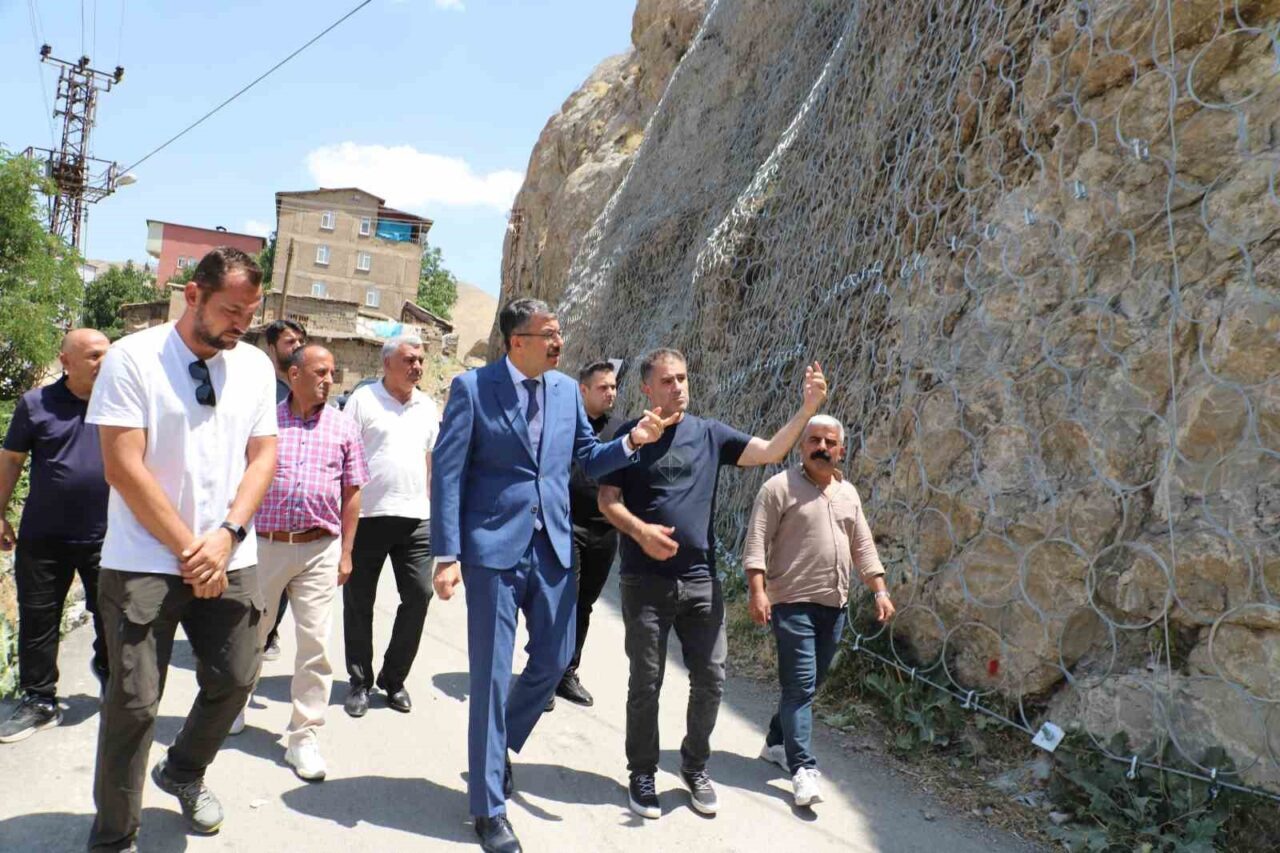 Hakkari Valisi Ali Çelik, Dağgöl Mahallesi’nde bulunan tarihi Mir Kalesi’nde