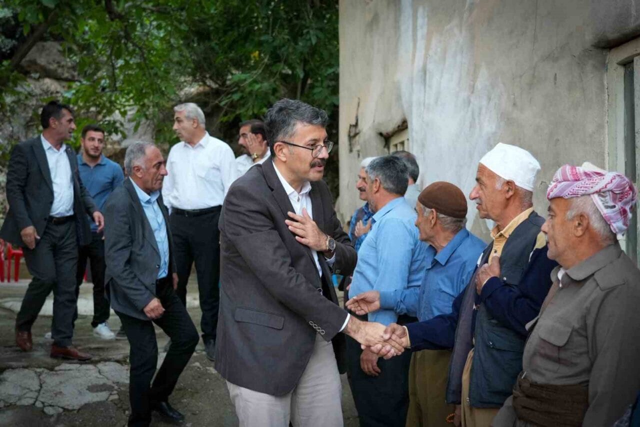 Hakkari Valisi Ali Çelik, Şemdinli ilçesi Beyyurdu köyündeki yol çalışmalarını