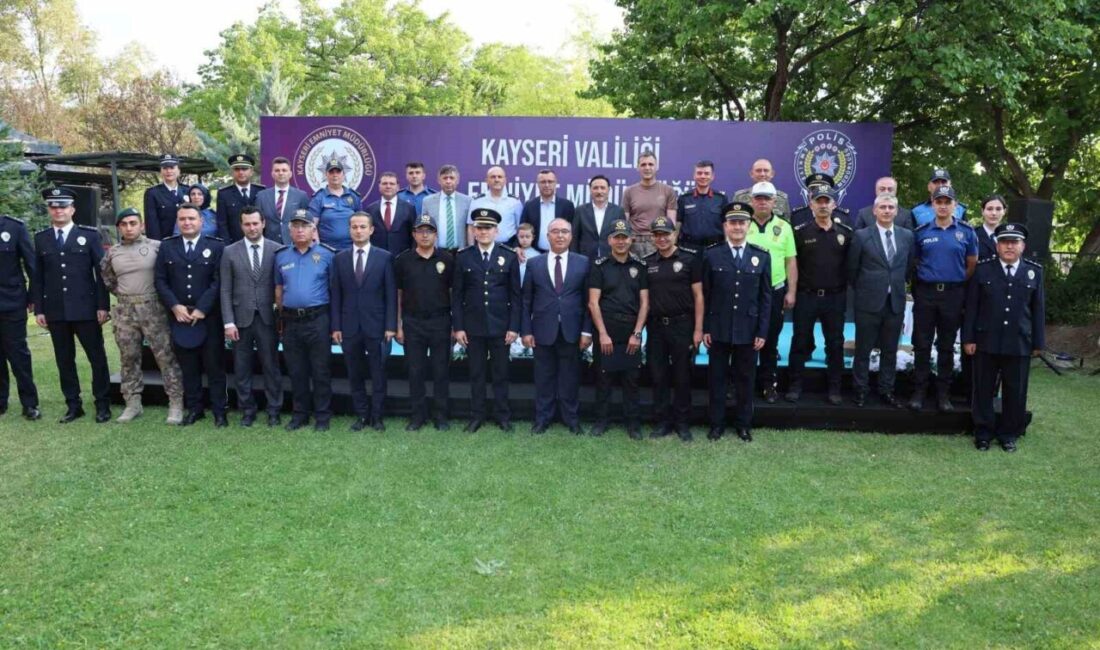 Kayseri Valisi Gökmen Çiçek; terfi eden ve ödüllendirilen emniyet personeline