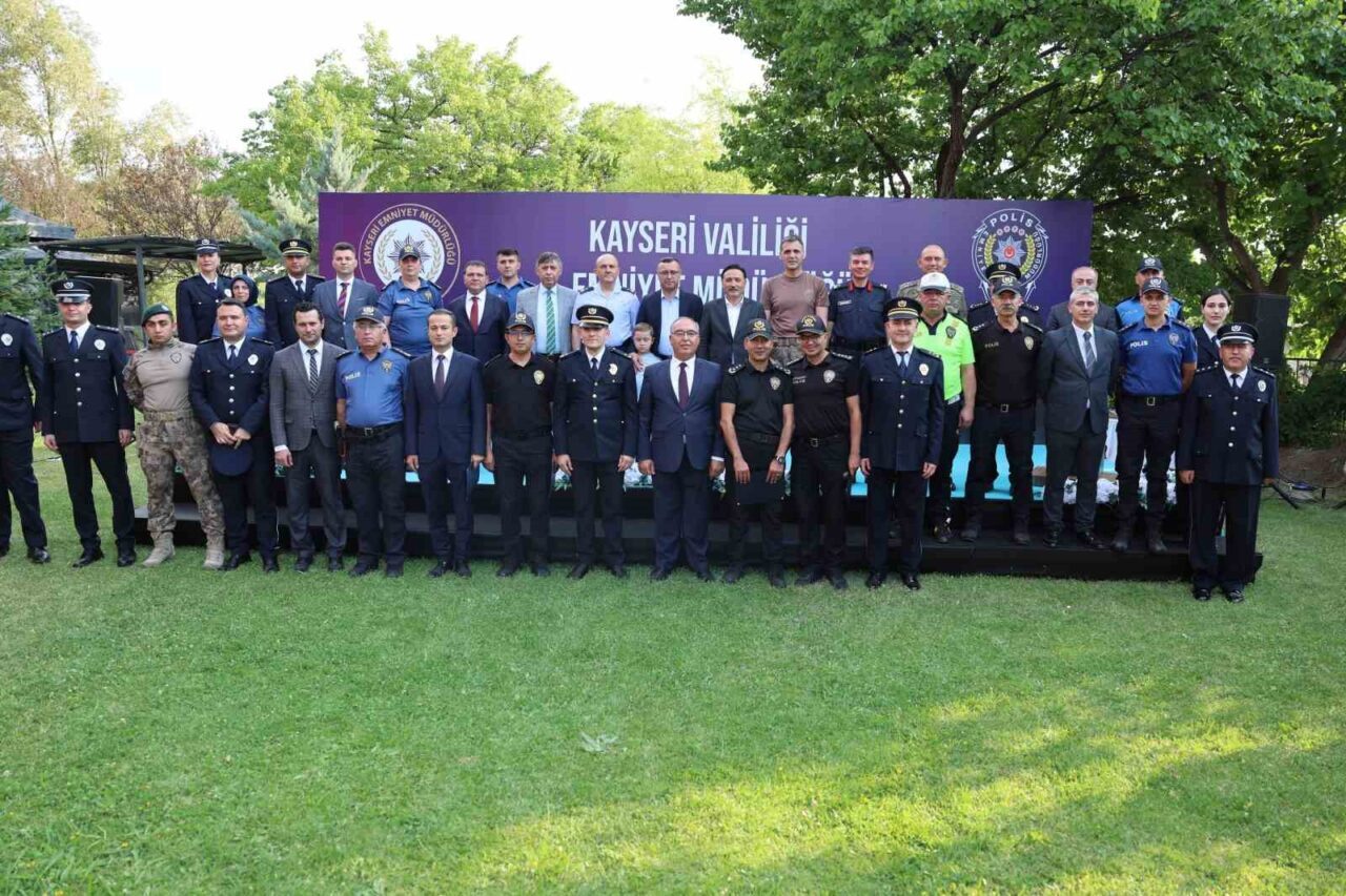 Kayseri Valisi Gökmen Çiçek; terfi eden ve ödüllendirilen emniyet personeline