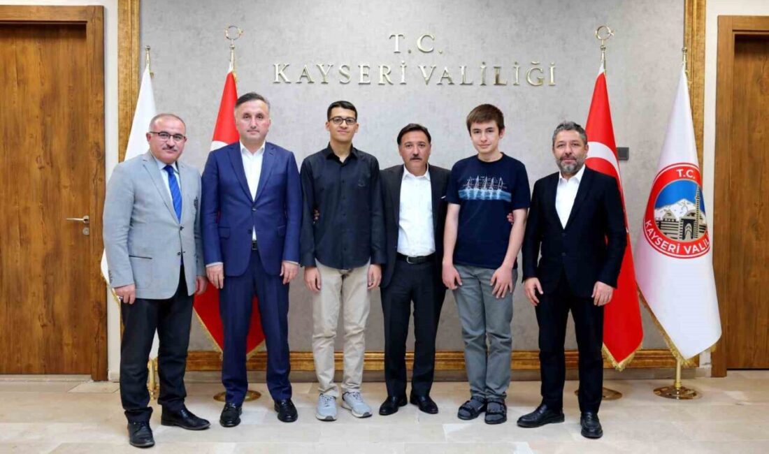 Kayseri Valisi Gökmen Çiçek, YKS’de dereceye giren Erciyes Anadolu İmam