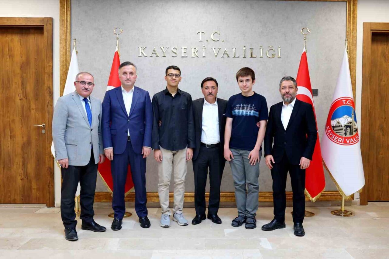 Kayseri Valisi Gökmen Çiçek, YKS’de dereceye giren Erciyes Anadolu İmam