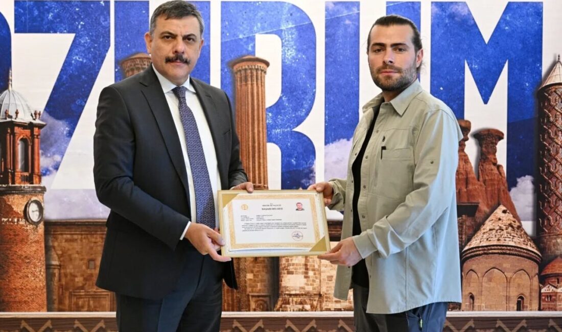 Erzurum Valisi Mustafa Çiftçi, çalışma ekibinde bulunan ve başka illere