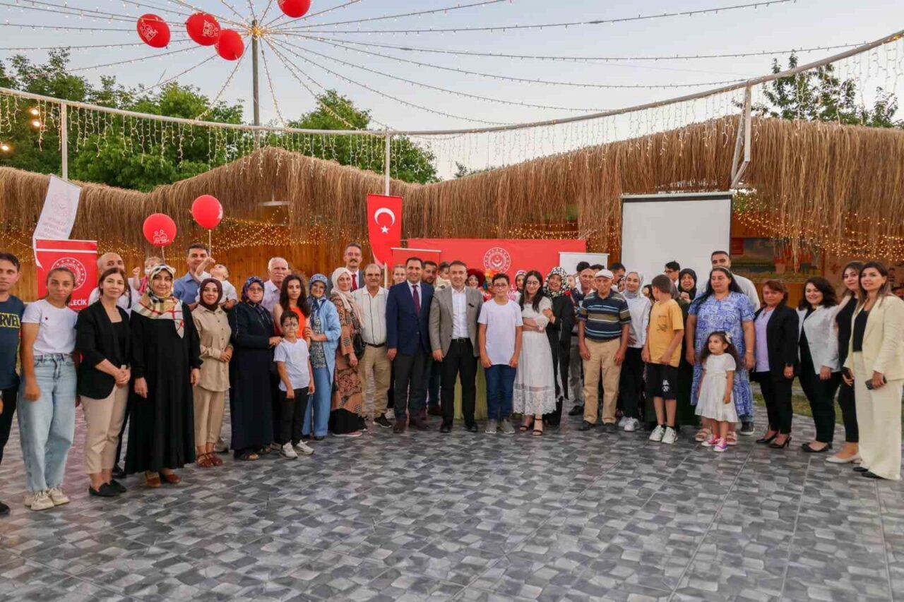 Vali Faik Oktay Sözer, koruyucu aileler ve evlatlarıyla bir araya