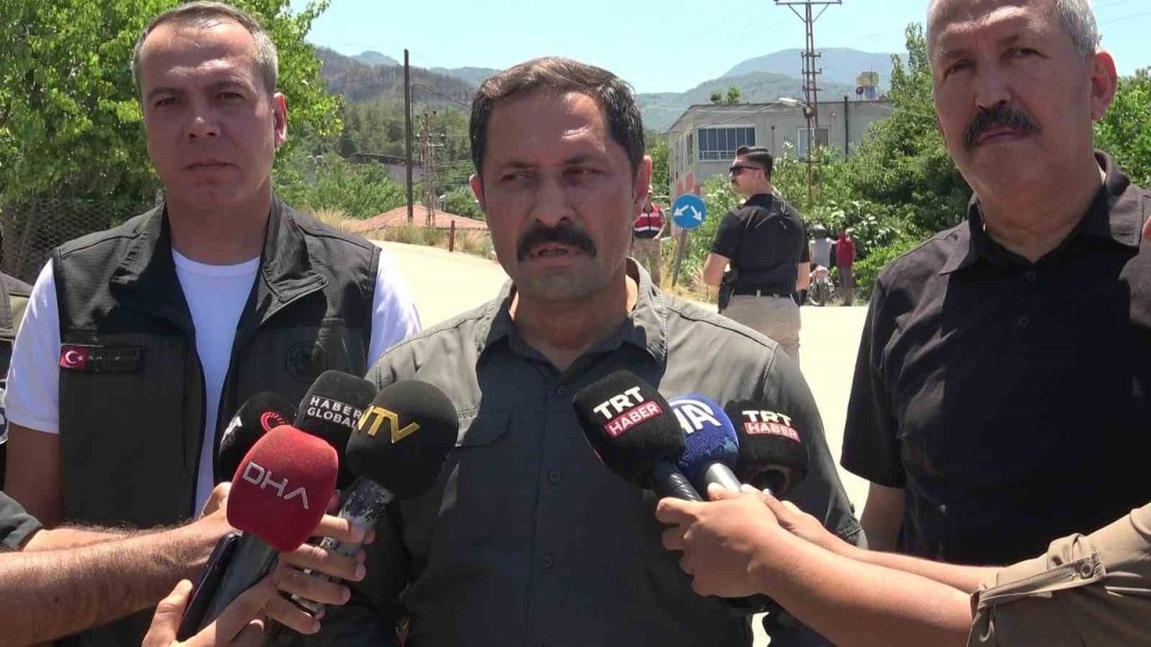 Hatay’ın Dörtyol ilçesinde çıkan orman yangınına havadan ve karadan müdahale