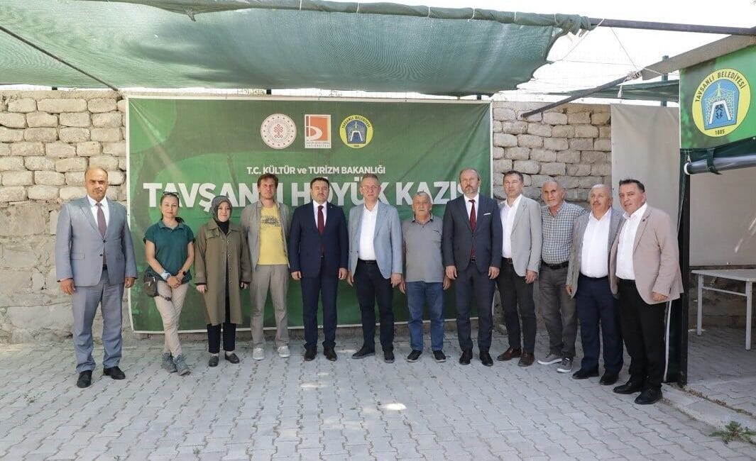 Kütahya Valisi Musa Işın, yürütülen arkeolojik çalışmaları yerinde görmek amacıyla