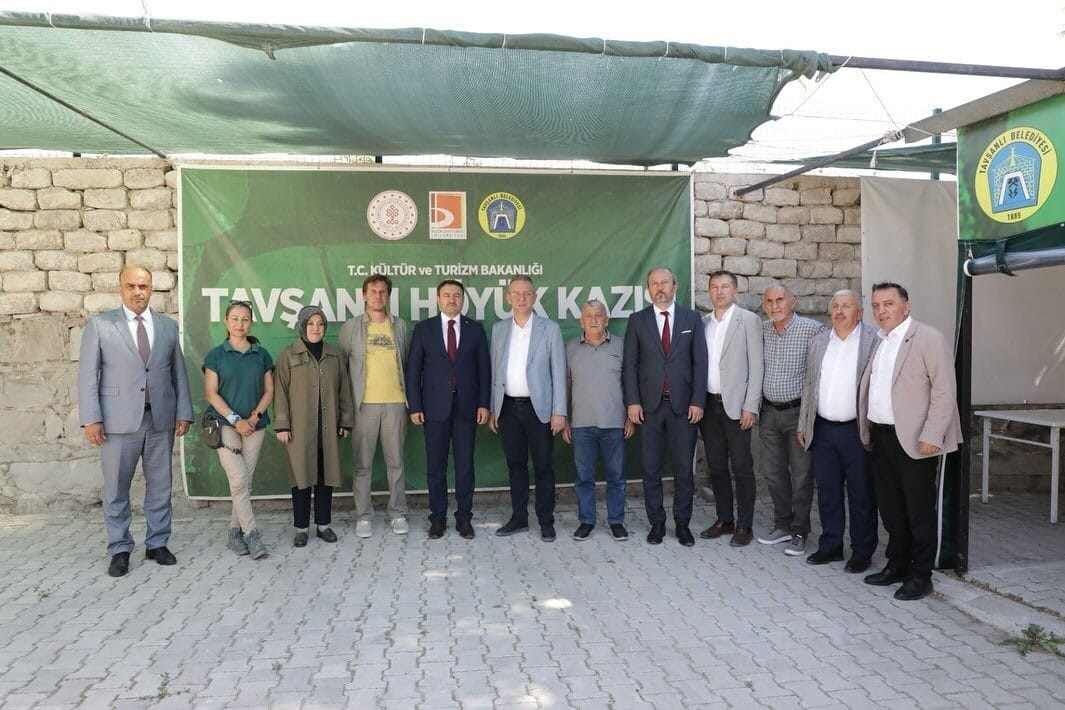 Kütahya Valisi Musa Işın, yürütülen arkeolojik çalışmaları yerinde görmek amacıyla