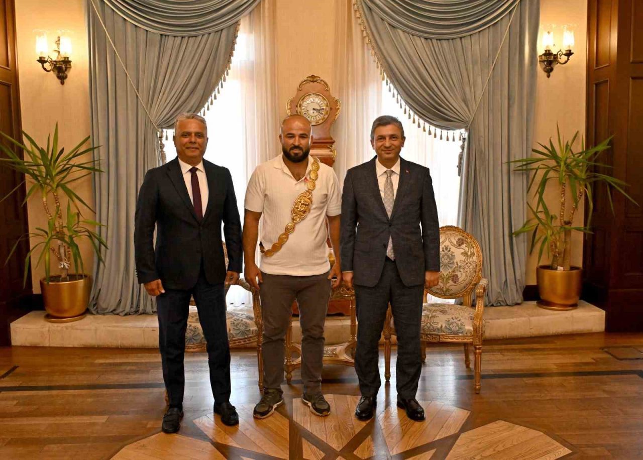 Tarihi Kırkpınar Yağlı Güreşleri’nin 664’üncü yılında altın kemeri Antalya’ya getiren