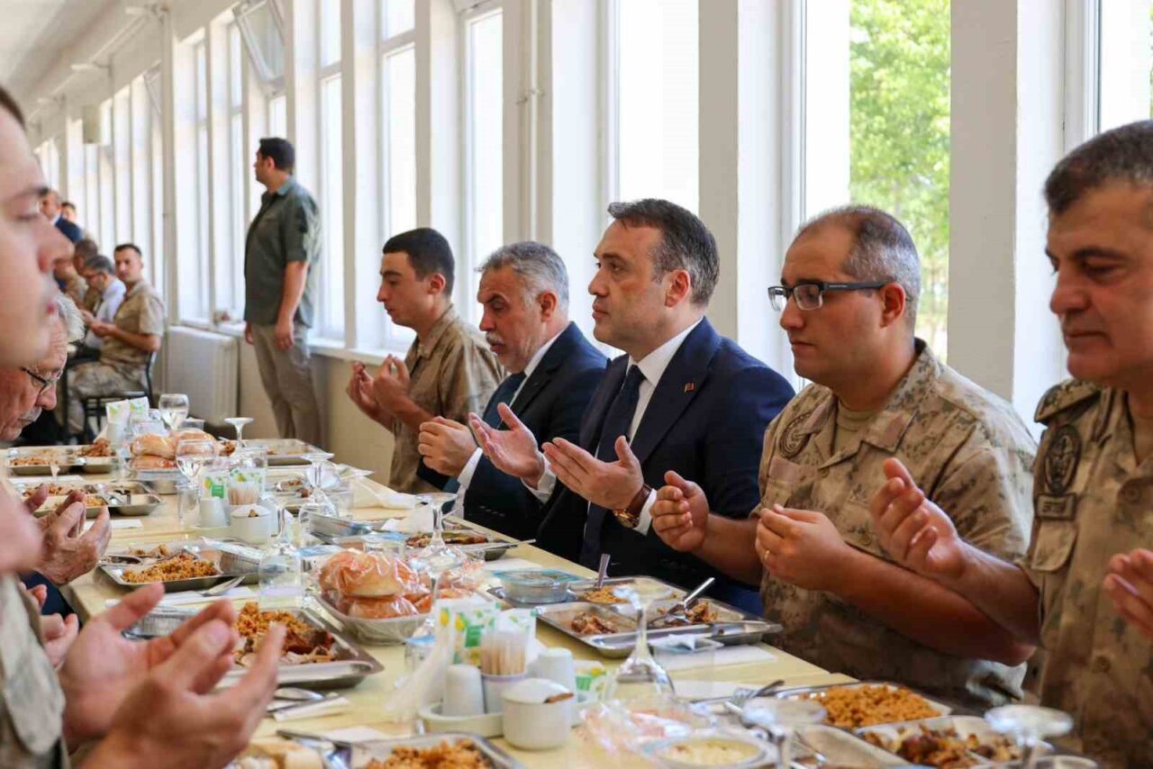 Bilecik Valisi Faik Oktay Sözer, Bilecik Jandarma Eğitim Komutanı Tümgeneral