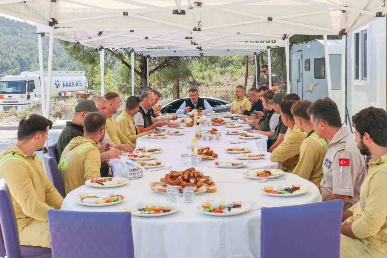 Bilecik Valisi Faik Oktay Sözer, orman yangınlarıyla mücadelede aktif görev