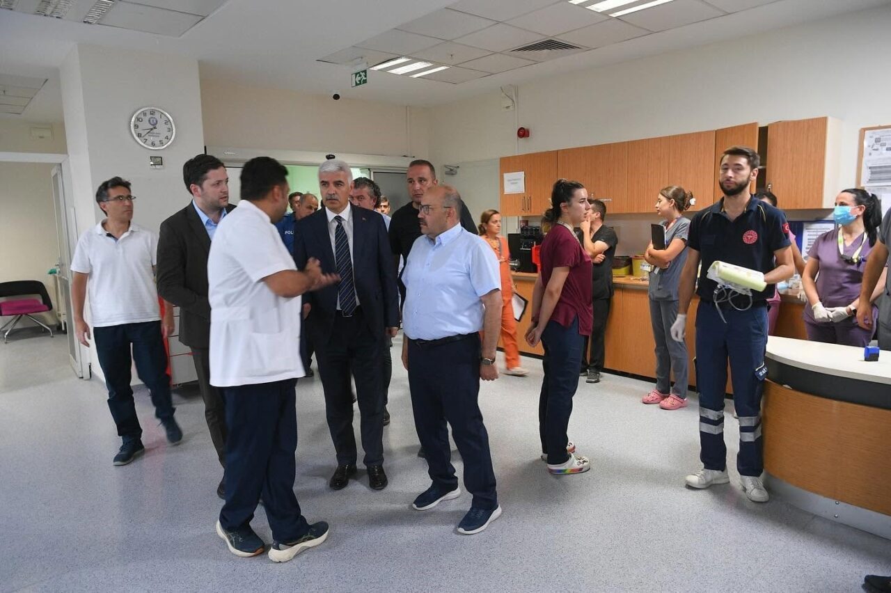 Balıkesir Valisi İsmail Ustaoğlu, yolcu otobüsünün şarampole yuvarlanması sonucu yaralanan