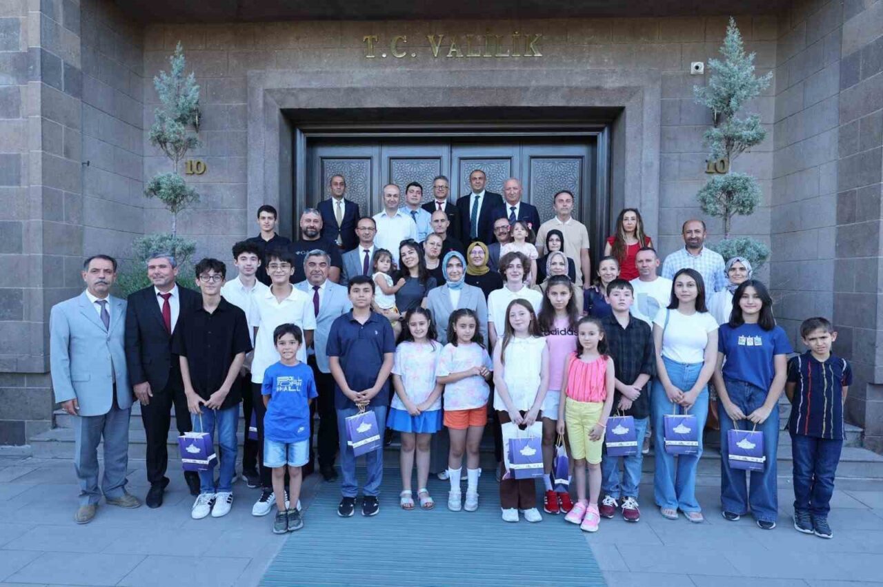 Afyonkarahisar Valisi Doç. Dr. Kübra Güran Yiğitbaşı, kentte LGS ve