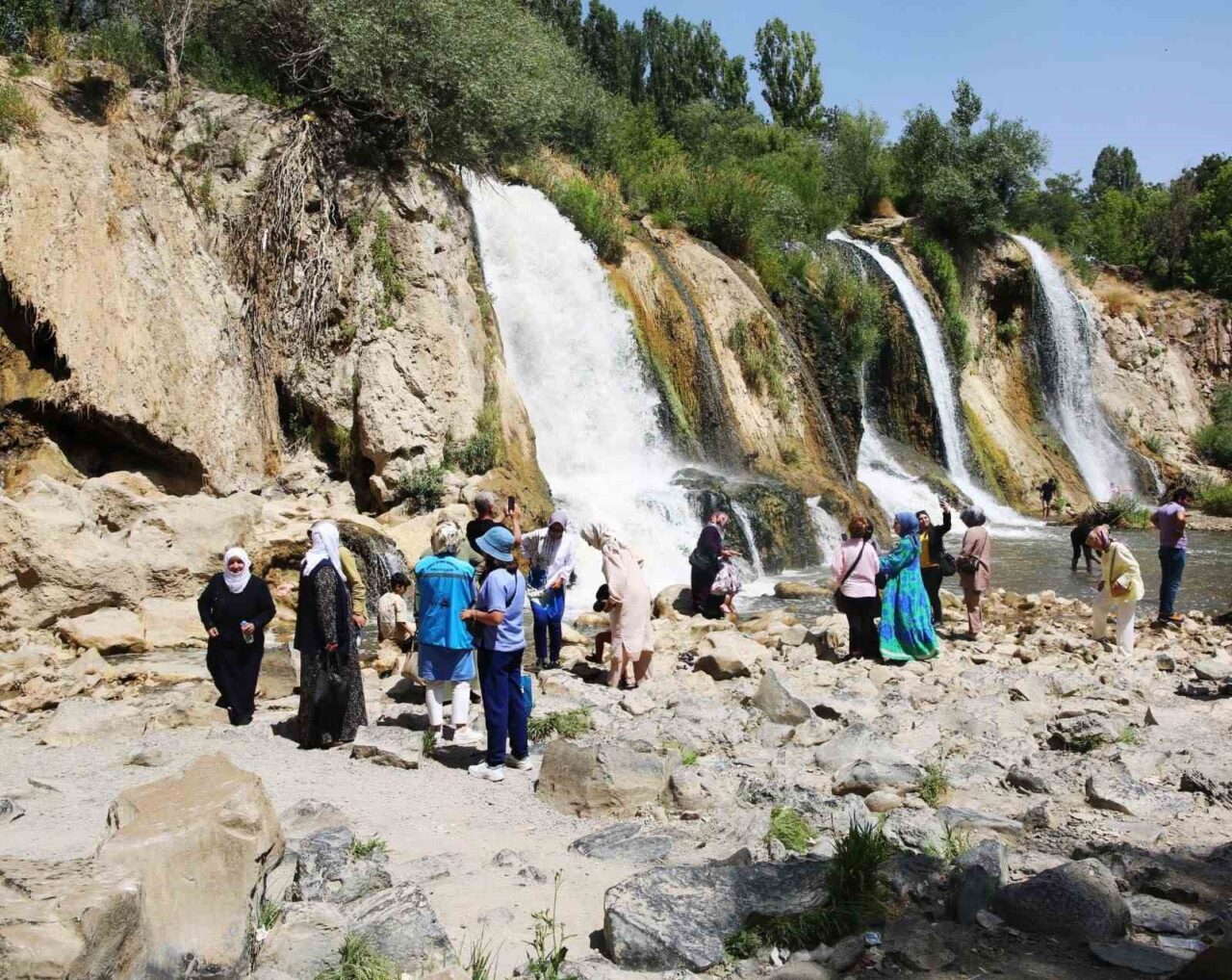 Van Büyükşehir Belediyesi, kentte yaşayan yaşlı bireyler için anlamlı bir