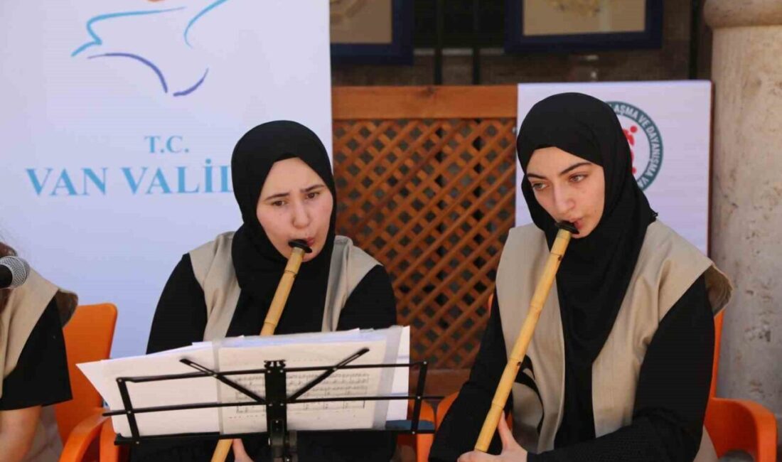 Van Büyükşehir Belediyesinin kadınlara yönelik düzenlediği ney konseri kadınlar tarafından
