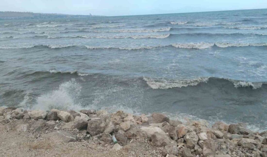 Van’da etkili olan şiddetli rüzgar nedeniyle Van Gölü’nde büyük dalgalar