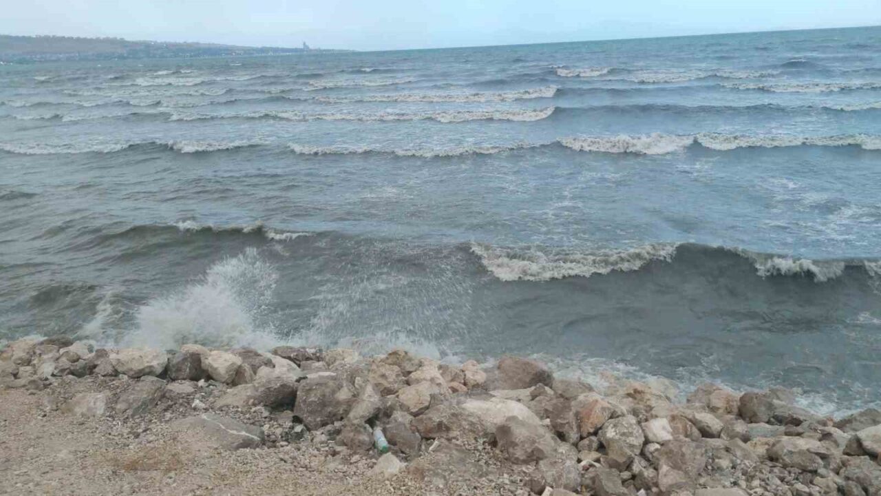 Van’da etkili olan şiddetli rüzgar nedeniyle Van Gölü’nde büyük dalgalar