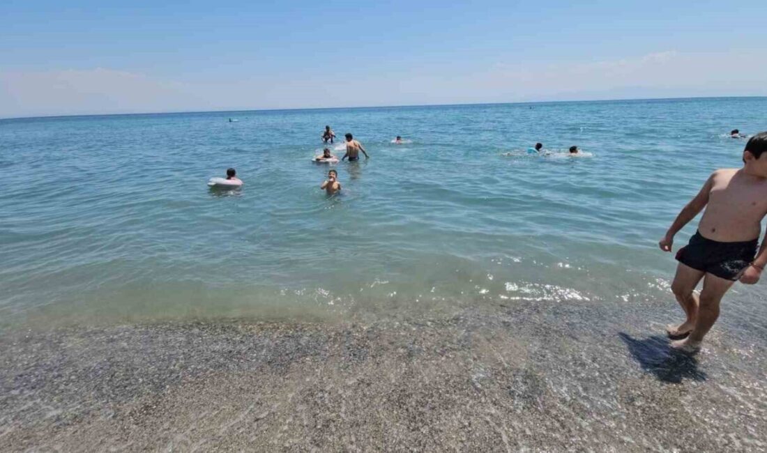 Bitlis’in Adilcevaz ilçesinde Van Gölü’nün masmavi suları ve doğal güzellikleri,