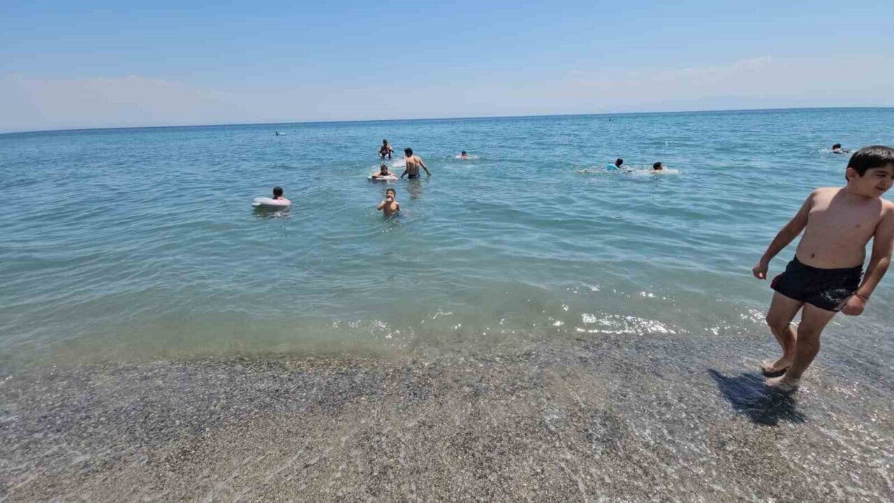 Bitlis’in Adilcevaz ilçesinde Van Gölü’nün masmavi suları ve doğal güzellikleri,