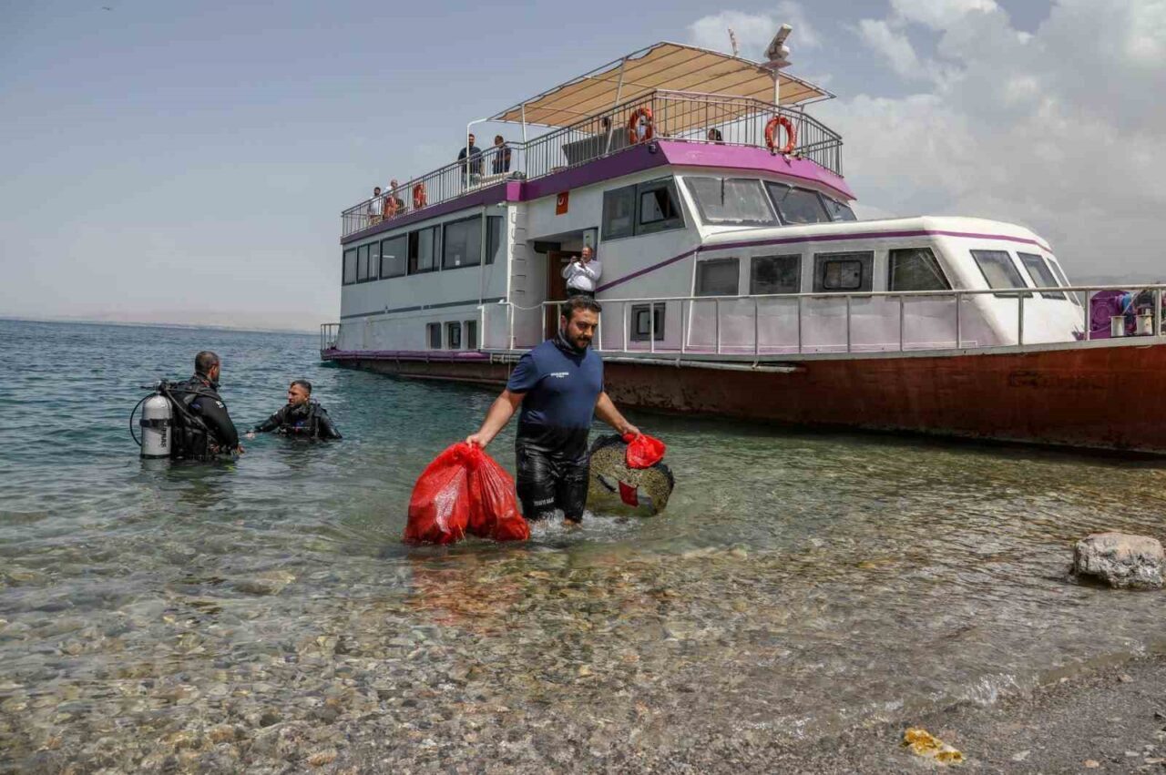 Van Büyükşehir Belediyesi tarafından Van Gölü’nün dibinde yürütülen çalışmalar sonucundan