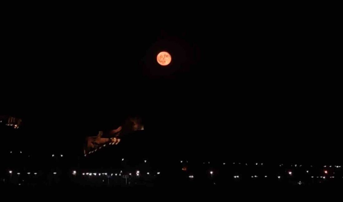 Van’ın tarihi simgelerinden Van Kalesi, dolunayda eşsiz bir manzaraya ev