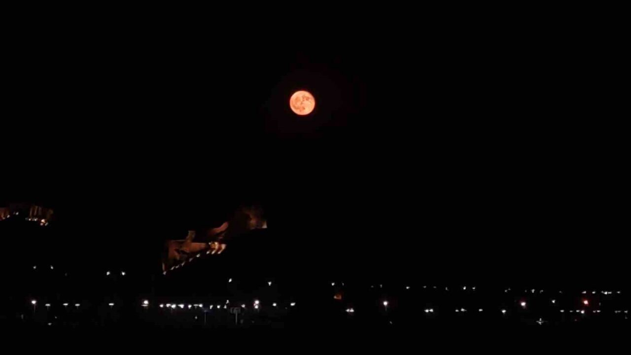 Van’ın tarihi simgelerinden Van Kalesi, dolunayda eşsiz bir manzaraya ev