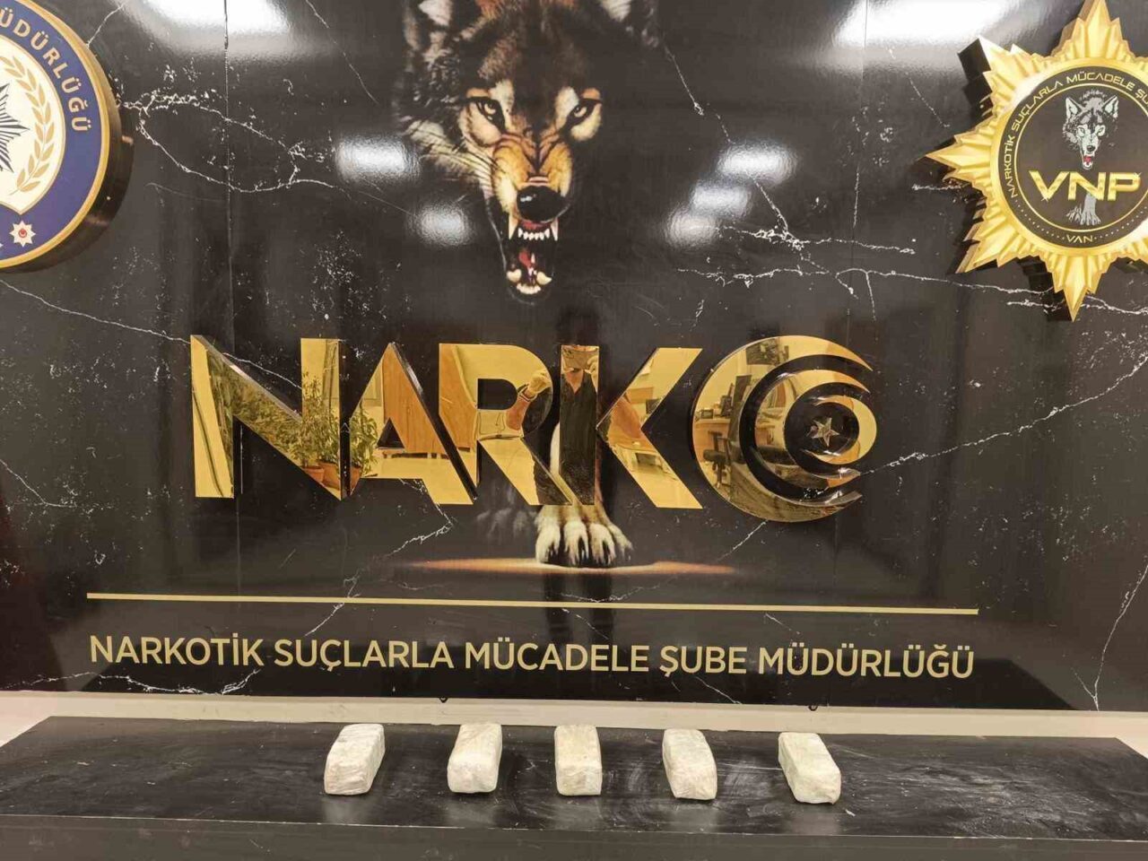 Van’da polis ekiplerince yürütülen çalışmalarda 127 kilogram uyuşturucu ele geçirildi,