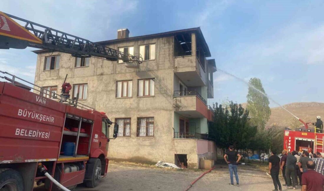 Van’ın İpekyolu ilçesindeki bir evin çatısında çıkan yangın korkuya neden