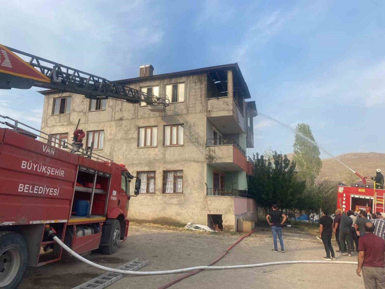 Van’ın İpekyolu ilçesindeki bir evin çatısında çıkan yangın korkuya neden