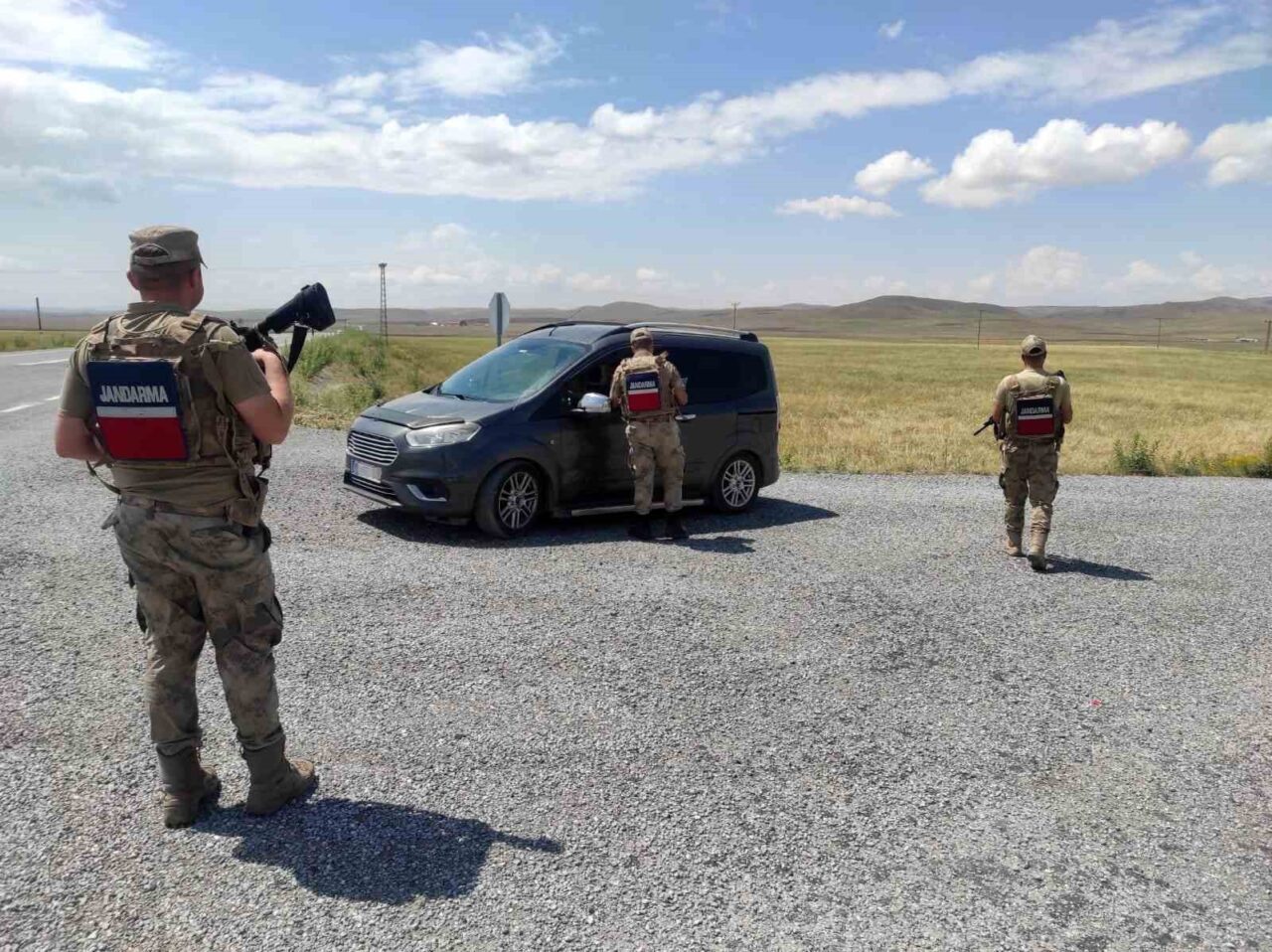 Van’da jandarma ekiplerince yürütülen çalışmalar sonucunda çeşitli suçlardan 11 kişi