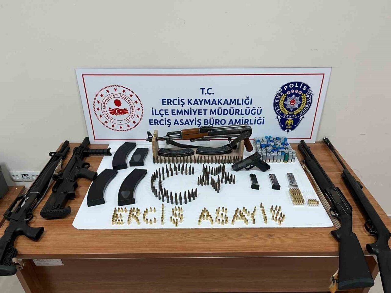 Van’da polis ekiplerince yürütülen çalışmalar sonucunda çeşitli suçlardan 94 kişi