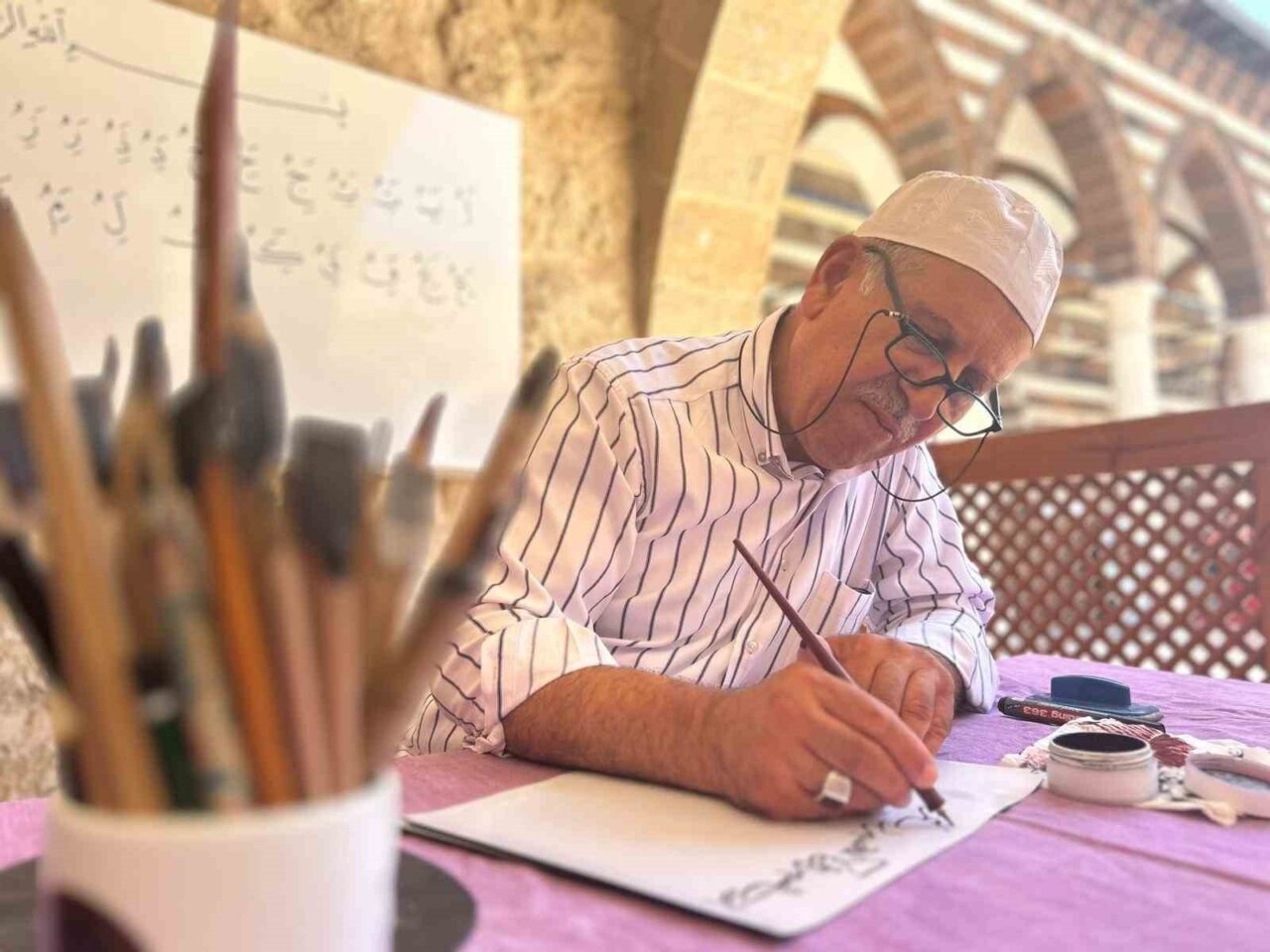 Van’da yaz dönemi Kur’an kursuna katılan çocuklar, cami görevlisince Kur’an-ı