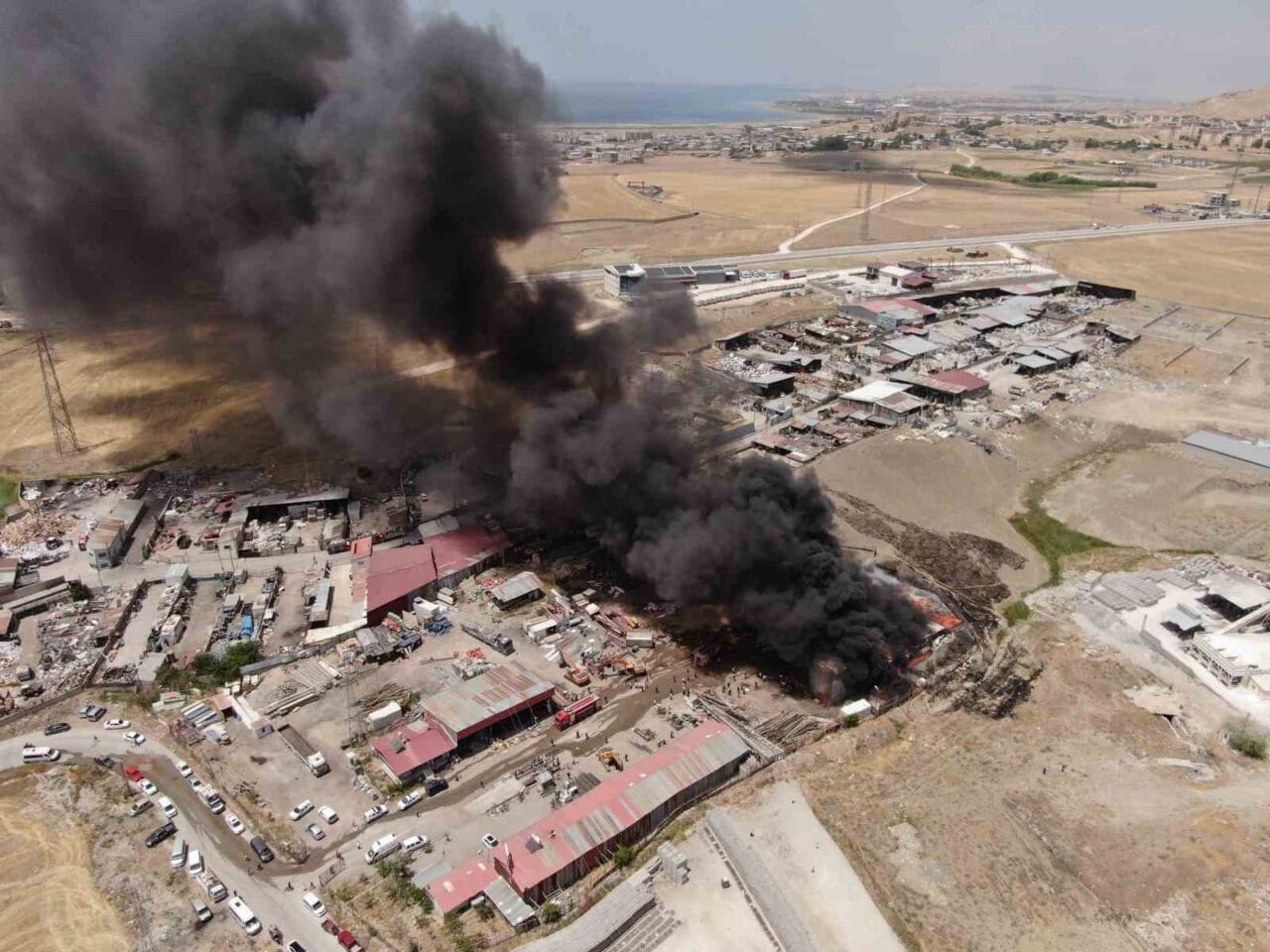 Van’da Hurdacılar Sitesi’nde çıkan yangın, 10 itfaiye aracı, 4 TOMA