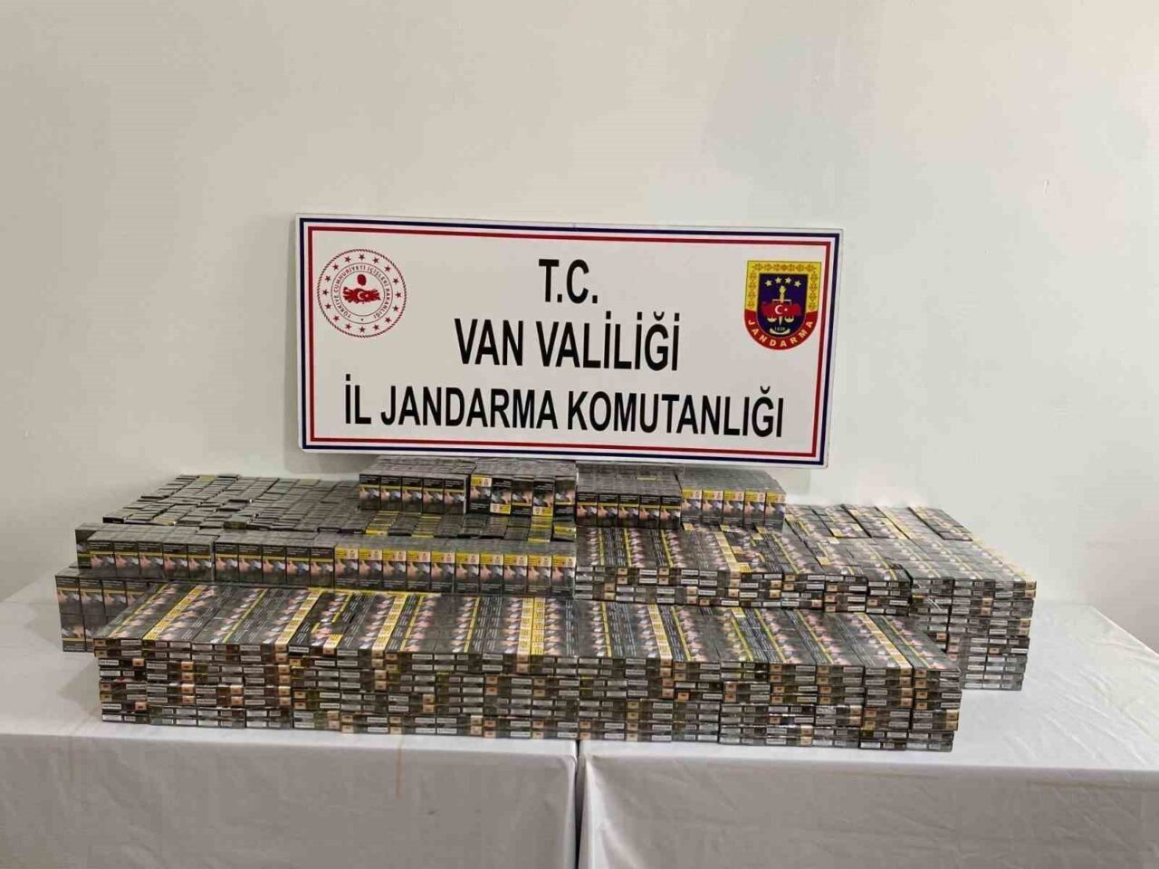 Van’da jandarma ekiplerince yürütülen operasyonlarda gümrük kaçağı malzemeler ele geçirildi.