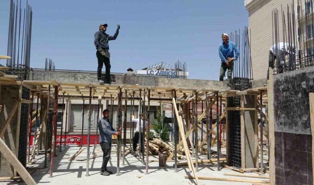 Termometrelerin 33 dereceyi gösterdiği Van’da bunaltıcı havaya rağmen inşaat işçileri