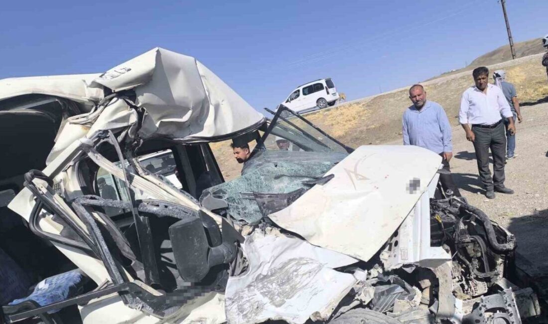 Van’ın İpekyolu ilçesinde minibüs ile kamyonun çarpması sonucu meydana gelen