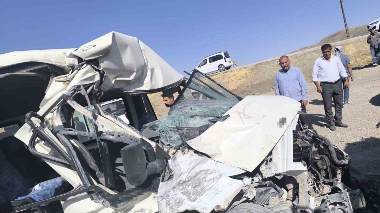 Van’ın İpekyolu ilçesinde minibüs ile kamyonun çarpması sonucu meydana gelen