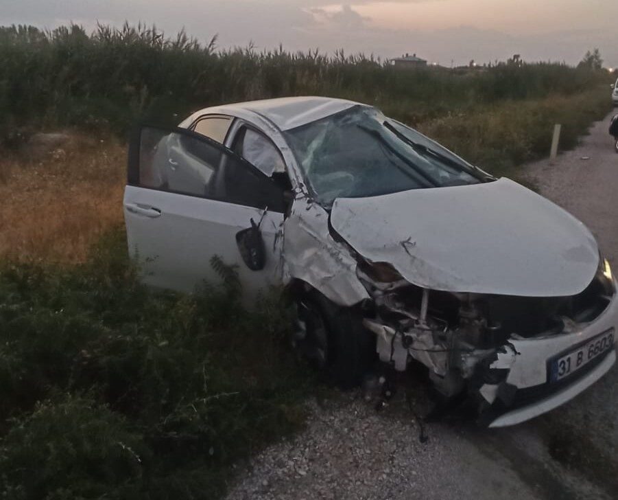 Van’ın Edremit ilçesinde otomobil ile kamyonetin çarpması sonucu meydana gelen