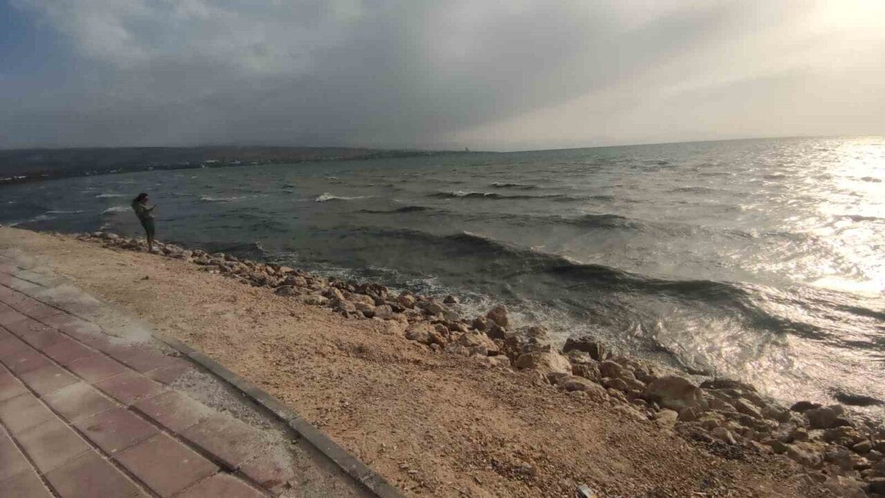 Van’da akşam saatlerinde etkili olan rüzgar, Van Gölü’nde dalgaların oluşmasına