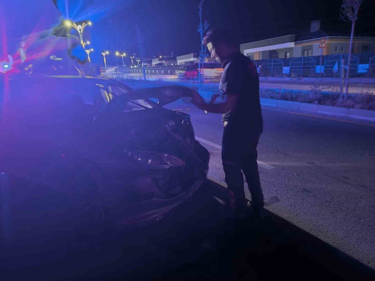 Van’ın Edremit ilçesinde otomobilin kaldırıma çarpması sonucu meydana gelen kazada