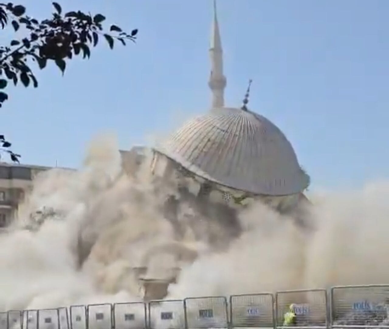 Van’da 1976 yılında ibadete açılan Hazreti Ömer Camii, depremlerde aldığı