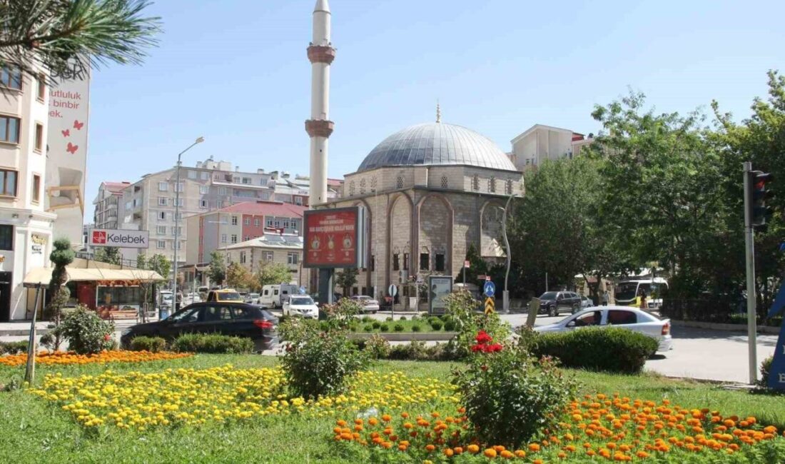 Van Büyükşehir Belediyesi parkları, caddeleri, refüjleri farklı renkteki mevsimlik çiçeklerle