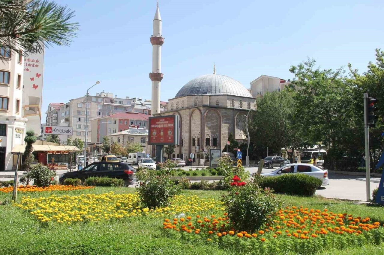 Van Büyükşehir Belediyesi parkları, caddeleri, refüjleri farklı renkteki mevsimlik çiçeklerle