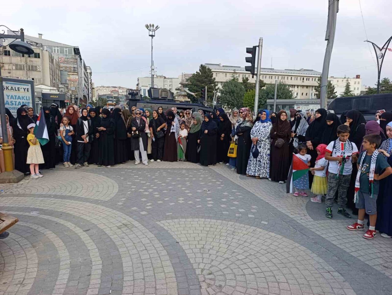 Van’da bir araya gelen vatandaşlar, Gazze’de devam eden insanlık dramına